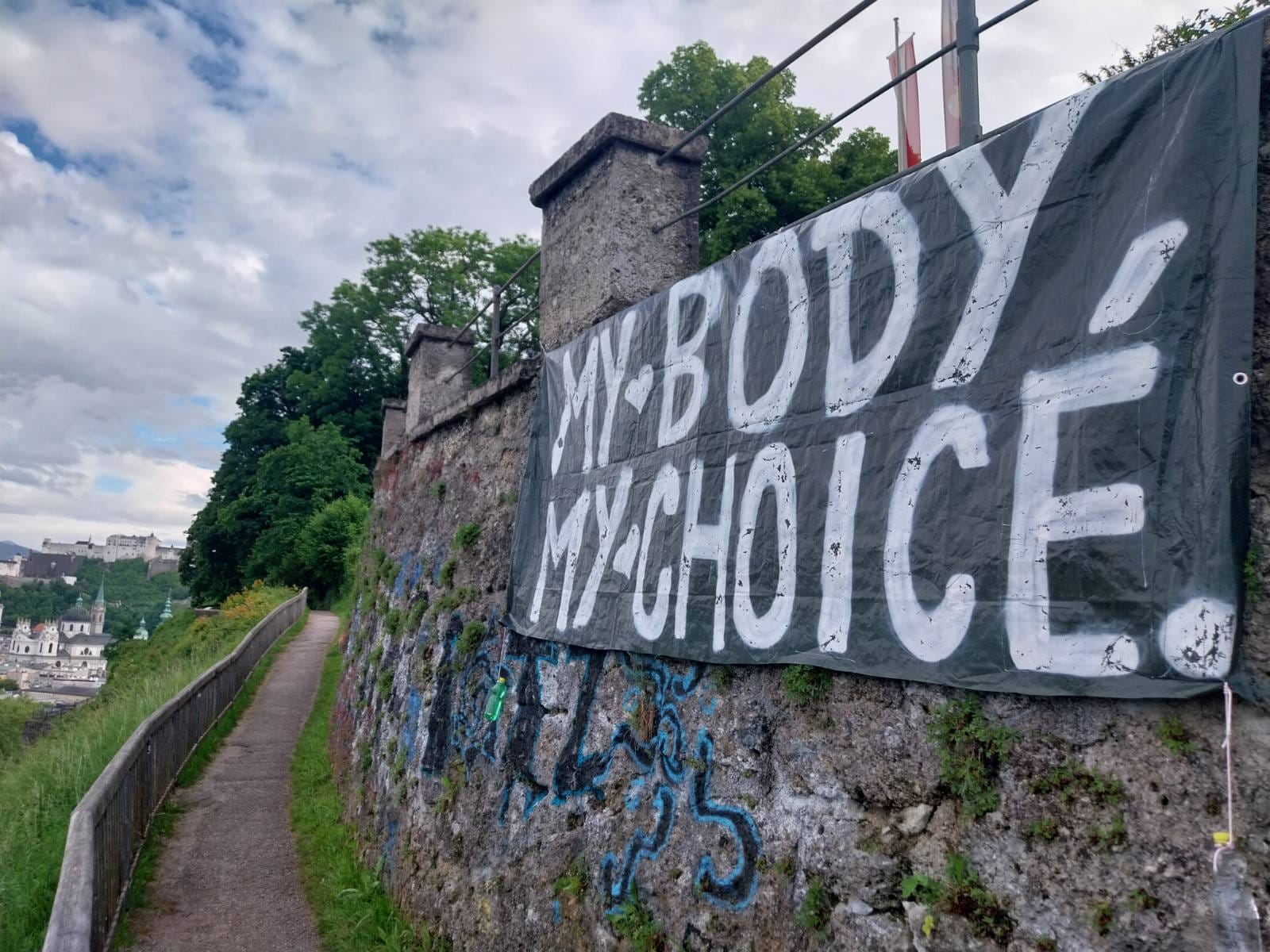 Blick auf die Festung Hohensalzburg. Im Vordergrund ist ein Transparent mit der Aufschrift: My Body,my Choice.