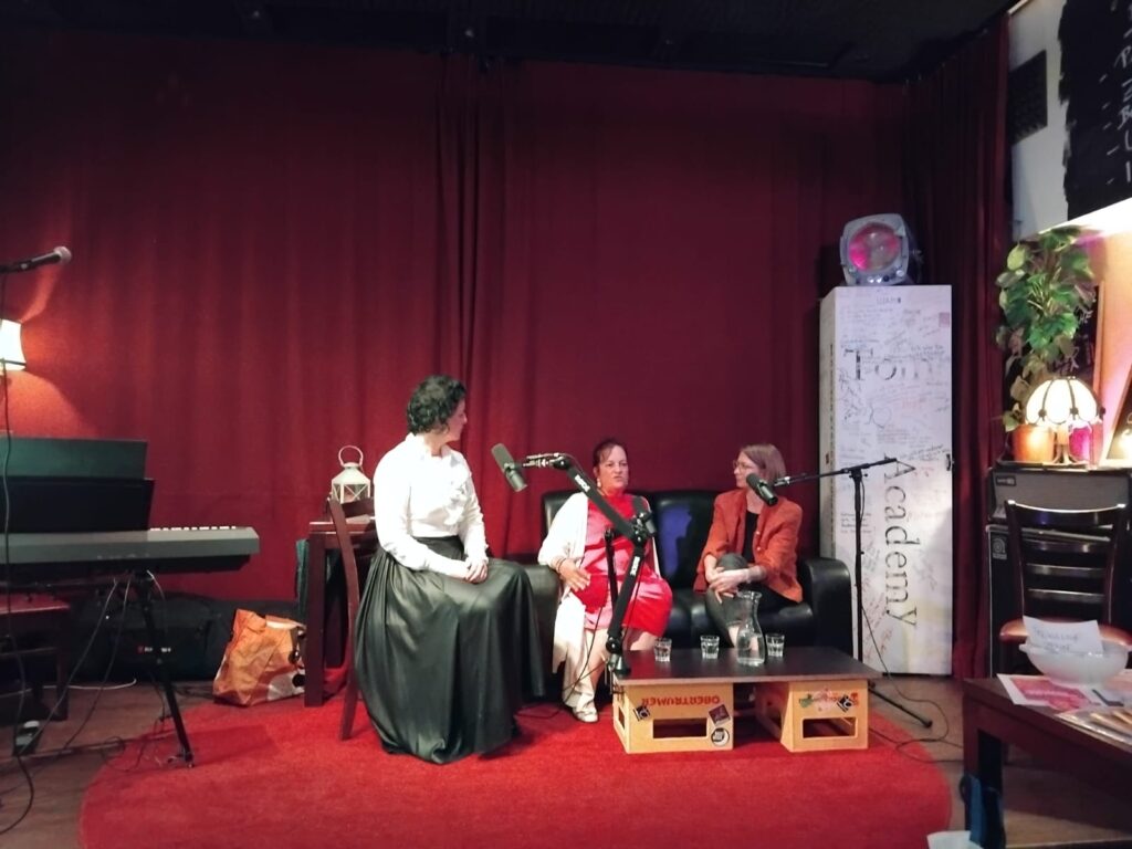 Elisabeth de Roo, Christine Nagl și Sabrina Stranzl în discuție.