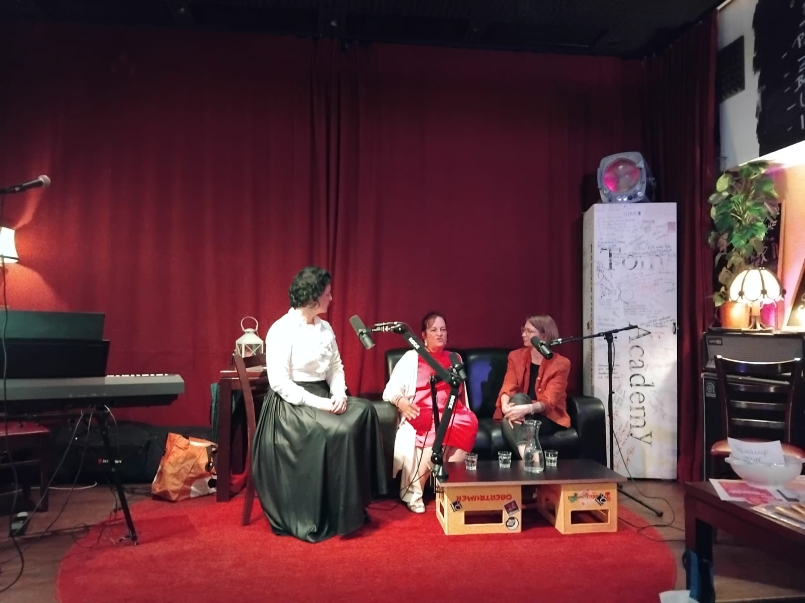 Elisabeth de Roo, Christine Nagl și Sabrina Stranzl în discuție.