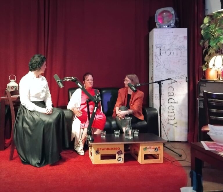 Elisabeth de Roo,Christine Nagl und Sabrina Stranzl im Gespräch.